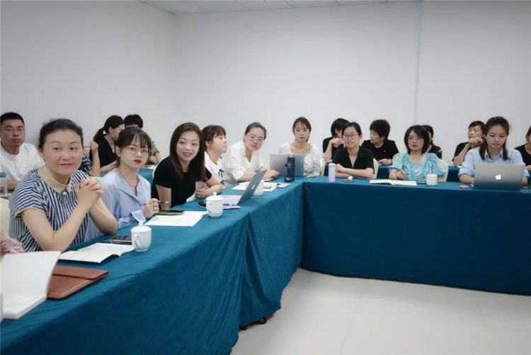 以爱育爱 ,以慧启慧 ,爱慧交融 —— 温大附小暑期教师学习培训会 以爱育爱 ,以慧启慧 ,爱慧交融 —— 温大附小暑期教师学习培训会