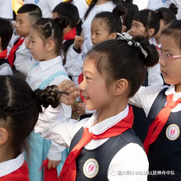 领巾飞扬，追寻梦想记——（1）班神舟中队入队仪式