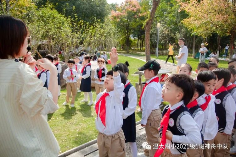 领巾飞扬，追寻梦想记——（1）班神舟中队入队仪式