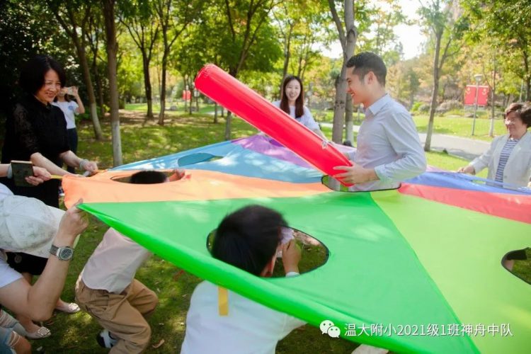 领巾飞扬，追寻梦想记——（1）班神舟中队入队仪式