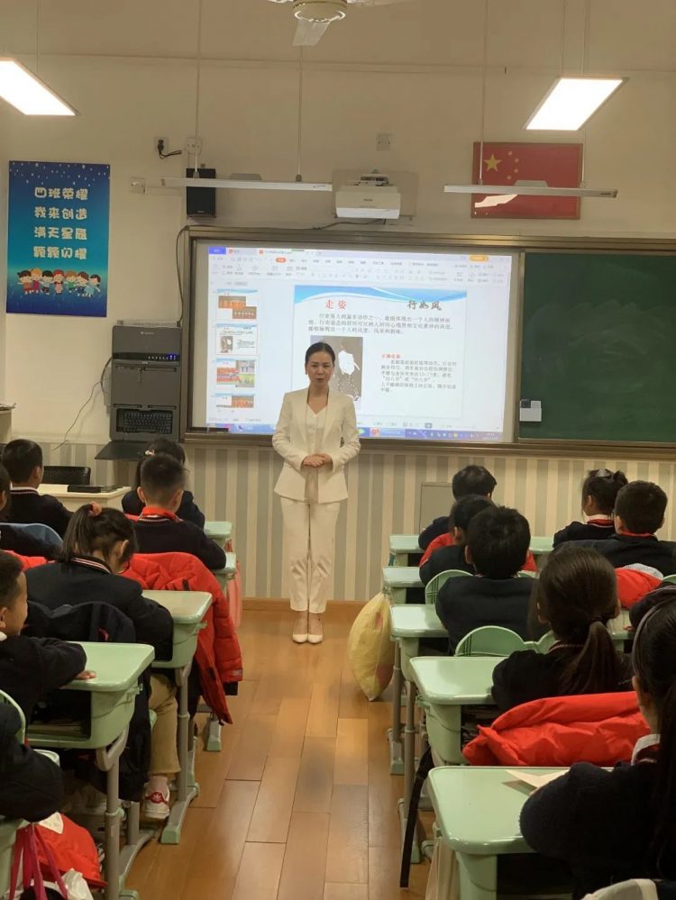 与礼仪牵手,与文明同行--满天星中队家长进课堂 与礼仪牵手,与文明同行--满天星中队家长进课堂