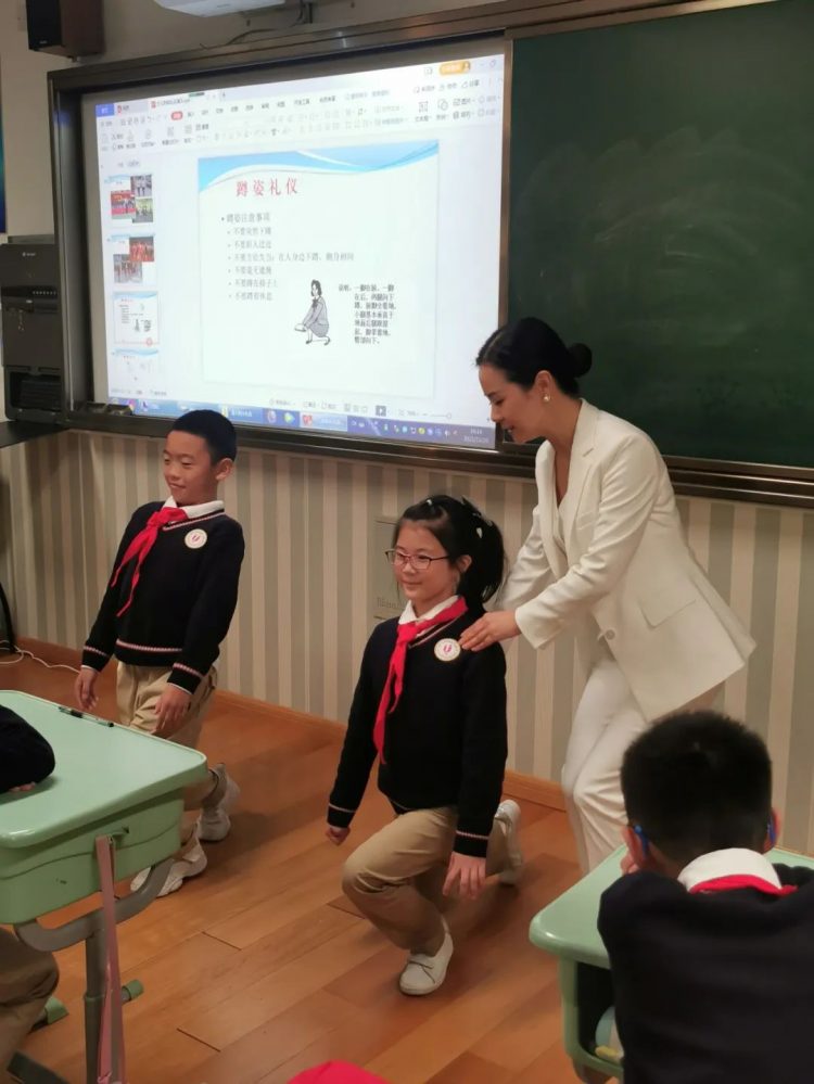 与礼仪牵手,与文明同行--满天星中队家长进课堂 与礼仪牵手,与文明同行--满天星中队家长进课堂