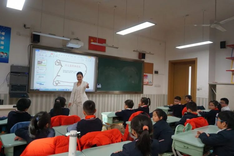 与礼仪牵手,与文明同行--满天星中队家长进课堂 与礼仪牵手,与文明同行--满天星中队家长进课堂