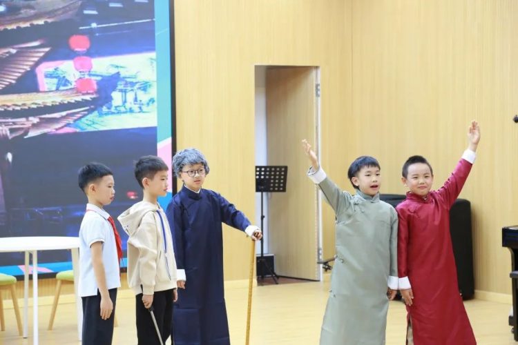 赞美家乡，传承文化的好少年 ——记三（2）班小水滴中队承办校园主题晨会活动