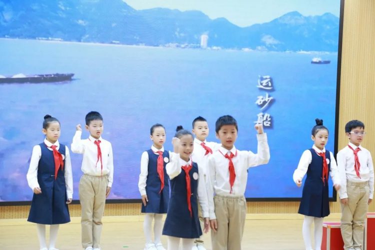 赞美家乡，传承文化的好少年 ——记三（2）班小水滴中队承办校园主题晨会活动