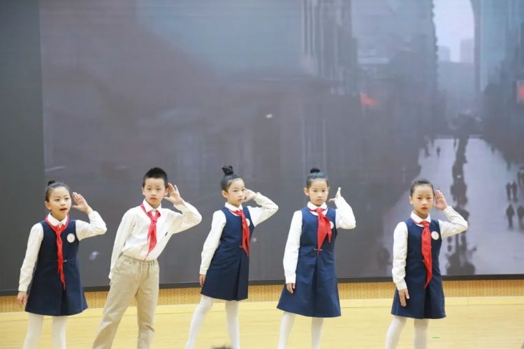 赞美家乡，传承文化的好少年 ——记三（2）班小水滴中队承办校园主题晨会活动