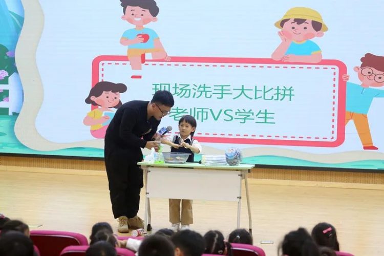 【媒体链接】温州新闻网：大家一起来找茬！这个节水宣讲员带领一年级生做节水“小侦探”！